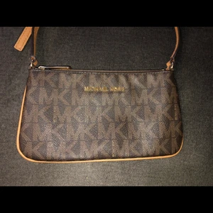 Michael Kors väska! - Säljer min fina väska, den är liten och behändig. Perfekt till en festoutfit! 