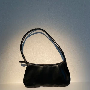 väska - köpt på humana för 100kr, sätter billigt pris pga vill sälja fort! bra skick, använt ca 5 gånger. kan frakta eller mötas i sthlms innerstad🥰