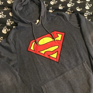 Superman hoodie  - I fint skick. Storlek L men passar M. Köp nu! 😊