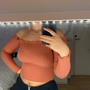 Snygg offshoulder tröja - Säljer min fina offshoulder tröja från Gina i rost färg, otroligt fin färg och är i strl Xs, använd en gång 