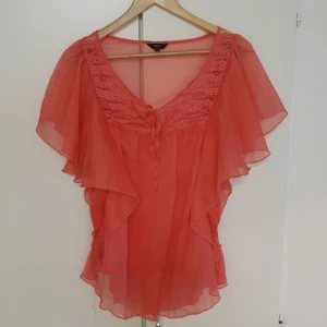 Rosa topp med spetsdetaljer - Fin skir rosa blus.