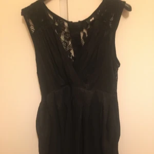 Kläder  - 1. Storlek 42 ny! 150kr 2. Tubtopp storlek L 80kr 3. Storlek L ny! 150kr. Finns i Märsta men kan fraktas mot porto 