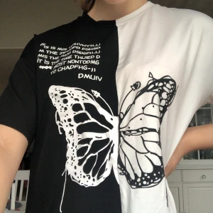 Tshirt med fjärilsmotiv - Så cool tshirt i hälften vitt och svart. Oversized - går ner till början av låren. Aldrig använd 