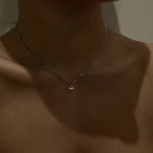 Halsband, smycken  - S03. Jättefint halsband med ett silvrigt hjärta på. Glöm inte att 10% av vinsten går oavkortat till organisationen kvinna till kvinna. 