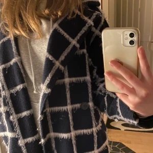 Rutig kappa  - Snygg och trendig kappa från nakd. Fint skick och perfekt till våren och hösten💞
