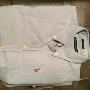  - Skjorta från Ralph Lauren, Har knappt använts, Storlek 4 som motsvarar 34/36.