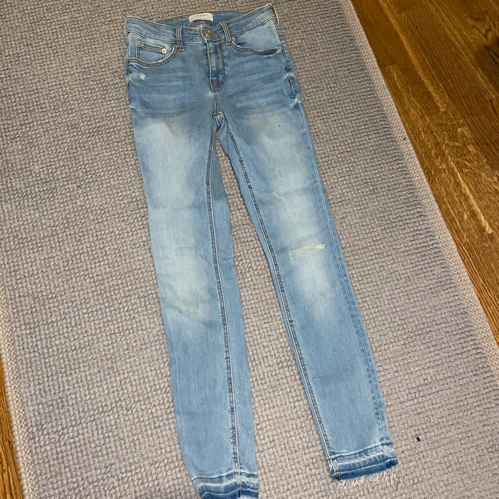 Jeans från Zara i ljus färg. Detalj vid anklarna. Aldrig använda. Storlek 34. Jeans & Byxor.