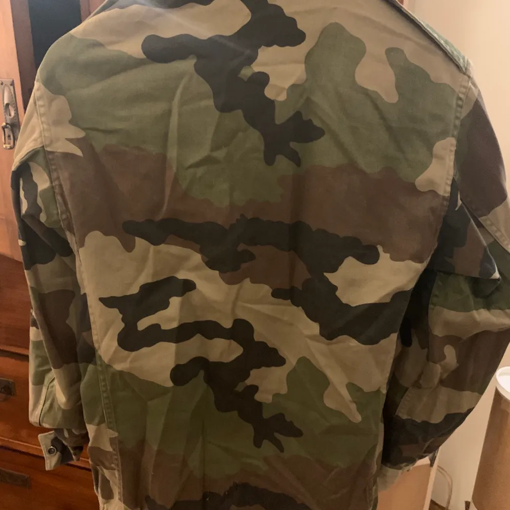 camouflage jacka tyvärr är strl lappen borta men har strl 38. . Jackor.