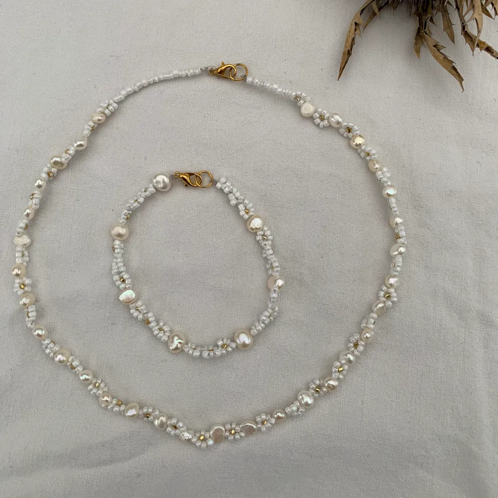 Fint halsband och armband med blommor av glaspärlor & Sötvattenspärlor som jag själv gjort 🤍       Kolla in mer på min Instagram: @aliceruthjewelry                                 Halsband 199kr                                                                 Armband 99kr. Accessoarer.
