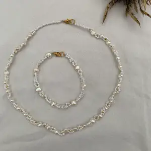 Fint halsband och armband med blommor av glaspärlor & Sötvattenspärlor som jag själv gjort 🤍       Kolla in mer på min Instagram: @aliceruthjewelry                                 Halsband 199kr                                                                 Armband 99kr