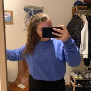 Collage tröja - Jättefin blå tröja från h&m, storlek XS men passar XS-L beroende på hur den ska sitta. Bud från 70kr🤍