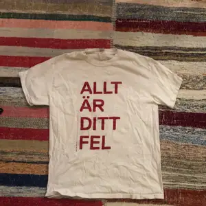 T-shirt från exklusiv bokhandel med trycket ”allt är ditt fel”. Bara använd en gång, storlek medium. Tjockt t-shirt tyg. 