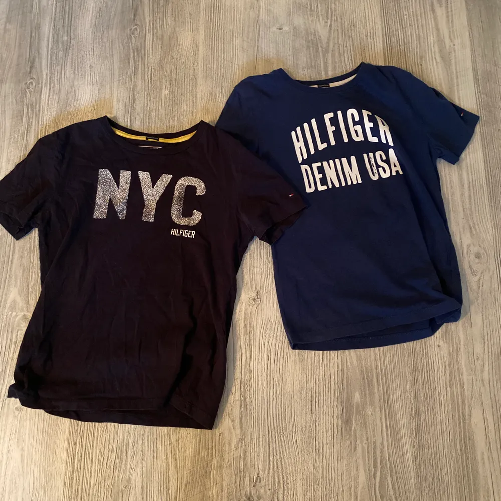 T-shirtarna är i två olika nyanser av blå. Dem båda är i bra skick och storlek 152. Pris för båda 150 kr. Frakt tillkommer . T-shirts.