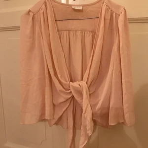 Ljusrosa blus/bolero - Ljusrosa blus/bolero i storlek 34 från VILA, oanvänd!💗