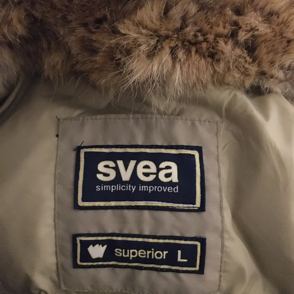 Svea superior vinterjacka i 80% dun, 20% fjärder. I toppskick med äkta päls.mycket varmt jacka. Jackor.