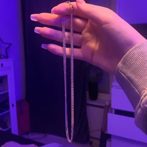 silverkedja  - säljer nu denna jättefina silverkedja som jag ärvt från min gammelmormor. Lite smutsig men tvättas innan frakt! Köpt på en resa i Rom för längesen och äkta silver därav pris! Nypris ca 900-1000 svenska kronor. 