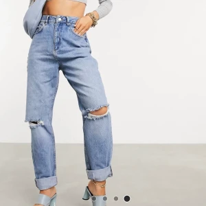 JEANS - Nästan oanvända jeans, waist 26 Length 32 passar en S-M! Är 166 cm lång. Köparen står för frakt 63 kr.