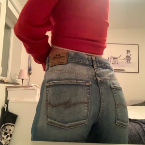 Lågmidjade slitna jeans - Säljer nu mina jack n Jones slitna lågmidjade jeans för att de har blivit för stora 😫😫 Buda i kommentarerna från 100kr 💙💀 Möts upp i sthlm eller så betalar köparen för frakten