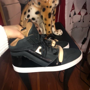 ÄKTA skor från Louis Vuitton! - Endast använda en gång, nypriset är 599€ strl 37, 1/2 passar även stötta, helt i nyskick, äkthet garanteras bud från 3000kr endast seriösa