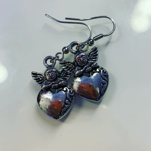 Örhängen  - Dessa jätte fina änglar med ett hjärta i mitten (ni står för frakten)