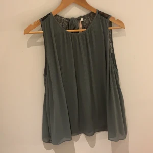 Blus med rosett o spetts - Använd 1-5 ggn. Fint skick. 