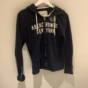 Dragkedströja - Köpte alldeles förmåga av dessa tröjor i usa för tre år sedan o nu har jag växt ur dem tyvärr. Använd MAX 10 ggn