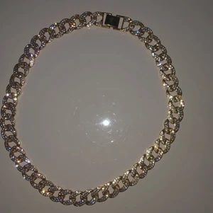  kedja - Detta är en guld kedja med silvriga små diamanter i, köpt från street ice för 2 200 kronor. Använd väldigt få antal gånger på grund av att inte passat kläd stylen jag har!    Har dock fått flera komplemanger om hur snygg den är.