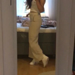 Linnebyxor från weekday - Superfina & sköna linnebyxor med slits där bak från Weekday. Använda tre gånger. Passar mig som vanligtvis har storlek 36. Nypris: 500kr. Säljer då de inte kommer till användning:)