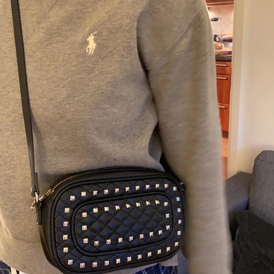 Zara väska med nitar