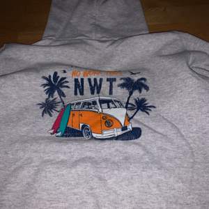 En hoodie köpt i fuertoventura från en liten butik. Första sidan är en bild på ryggen, finns text på framsidan och armen❤️