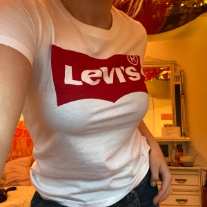 Levi’s t-shirt - En helt ny Levis tisha❣️ säljes då jag inte använder levi’s! Frakt betalas av köparen📦