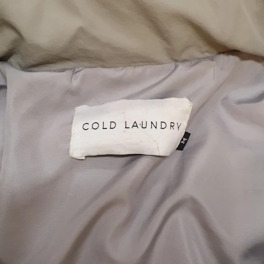 Unisex Cold Laundry grey puffer. Köptes för 1 år och har blivit används sparsamt. Bra kvalité.Kostade 1800 kr och färgen 