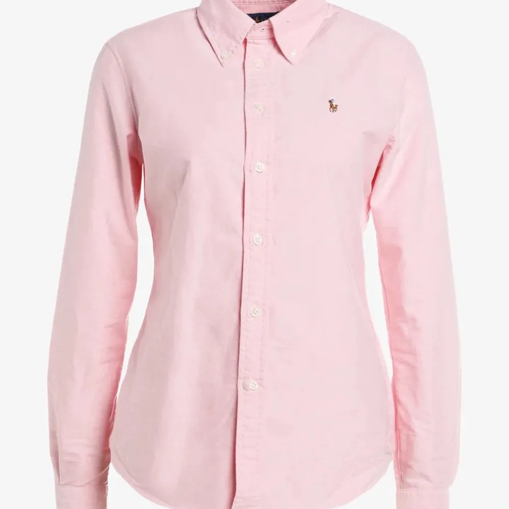 Säljer min rosa Ralph Lauren skjorta, aldrig använd! Köpt för 999kr men jag säljer den för 400kr, kan gå ner i pris vid snabbt köp. Storlek S, köparen står för frakt. . Skjortor.