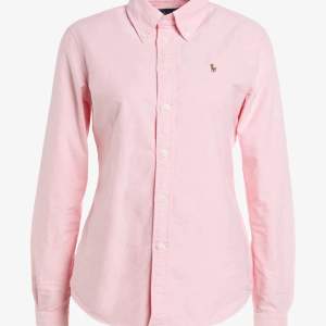 Säljer min rosa Ralph Lauren skjorta, aldrig använd! Köpt för 999kr men jag säljer den för 400kr, kan gå ner i pris vid snabbt köp. Storlek S, köparen står för frakt. 