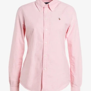 Ralph Lauren skjorta  - Säljer min rosa Ralph Lauren skjorta, aldrig använd! Köpt för 999kr men jag säljer den för 400kr, kan gå ner i pris vid snabbt köp. Storlek S, köparen står för frakt. 