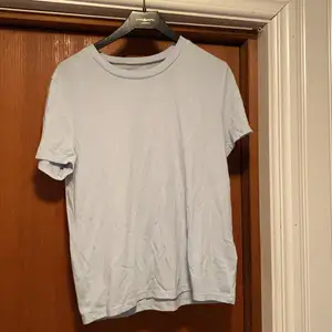 Vanlig ljusblå T-shirt från bikbok i storlek S. Sparsamt använd 😄 