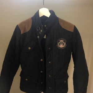 Lexington jacka - Lexington jacka, Svart, fint skick, köparen står för frakten. 