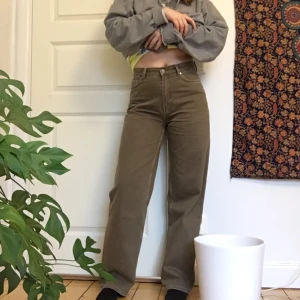 Baggy jeans - Skitsnygga gröna/khaki rail jeans från weekday! Knappt använda. Säljer då de tyvärr är för små för mig. Storlek 25/32 men passar även större (jag har 29/32). Jag är 167cm. Frakt kostar 79kr!