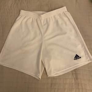 Vita adidas shorts som jag köpte i stadium för 300kr och säljs för 160kr. Alldrig använts för att dom var för små. Shortsen är i jätte bra skick. Köparen står för frakt!❤️