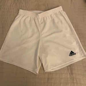 Adidas shorts  - Vita adidas shorts som jag köpte i stadium för 300kr och säljs för 160kr. Alldrig använts för att dom var för små. Shortsen är i jätte bra skick. Köparen står för frakt!❤️