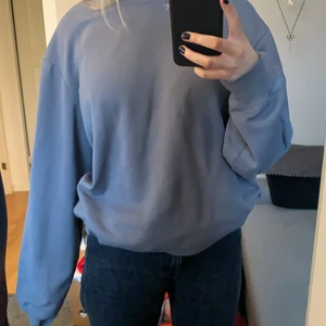 tröja - säljer denna sköna tröja i fin grå färg, storlek M, sitter oversized på mig som brukar ha S💕