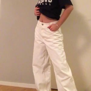 Weekday jeans - Vita jeans från weekday i modellen RAIL. Aldrig använda förutom för att ta de här bilderna, säljer för att jag beställde alldeles för stora. W 27 L32