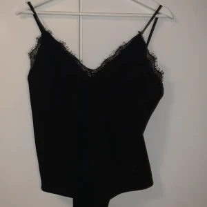 Svart body - Söt svart body i storlek M