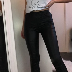 Skinn imitation Only - Säljer dessa väldigt fina skinn byxor (inte äkta skinn) använt dom ett par gånger med det är ändå väldigt nya i skicket. Storlek S