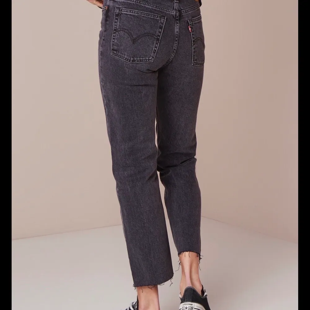 Jag säljer mina gråa Levis jeans, dessa är skit snygga men dom har tyvärr blivit för stora för mig. Dom är sparsamt använda (endast 6 gånger ungefär) och dom finns inte kvar att köpa. Väldigt efter frågade. Hör av er för fler bilder. Kom med bud🦋. Jeans & Byxor.