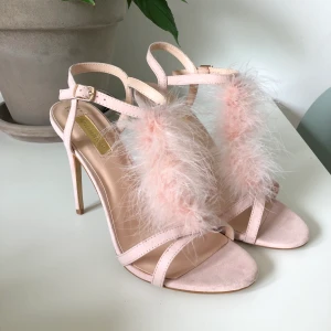 Rosa klackskor  - Supersnygga klackskor som aldrig blivit använda, helt nytt skick alltså. Storlek 40/41