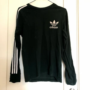 Adidas tröja - Mörkgrön tröja från adidas, köpt på Urban Outfitters för ca två år sedan. Frakt ingår! 