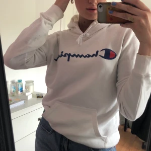 Champion Hoodie - Säljer min nästan helt oanvända Champion Hoodie då den bara inte kommit till användning. Frakt tillkommer. Den är XS men oversized så sitter som en M. Frakt tillkommer