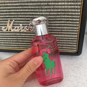 Ralph lauren parfym - Säljer denna Ralph lauren parfymen som är pytte lite använd. Köpt på färjan mellan Sverige och Danmark. Köparen står för frakt. Går att mötas upp i Jönköping:) 