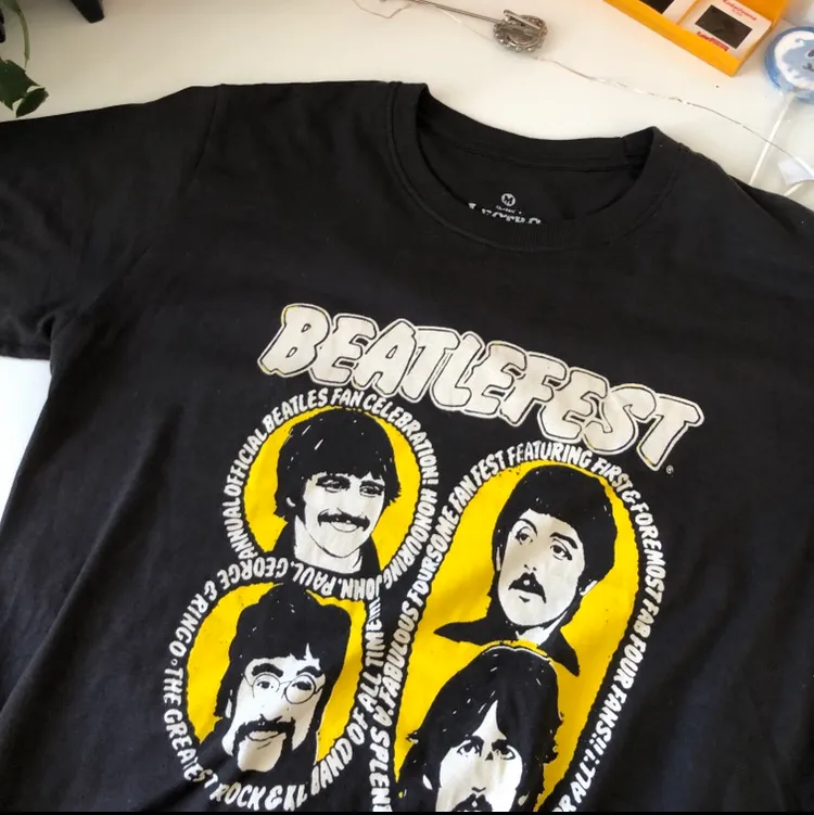 SÅ fin mörkgrå Beatles merch med tryck  💕💕💕 fick den i julklapp och har ej kommit till användning = oanvänd (endast provad) ❤️ storlek M (man) men passar absolut mindre / större ! Nypris: 400kr 💙. T-shirts.